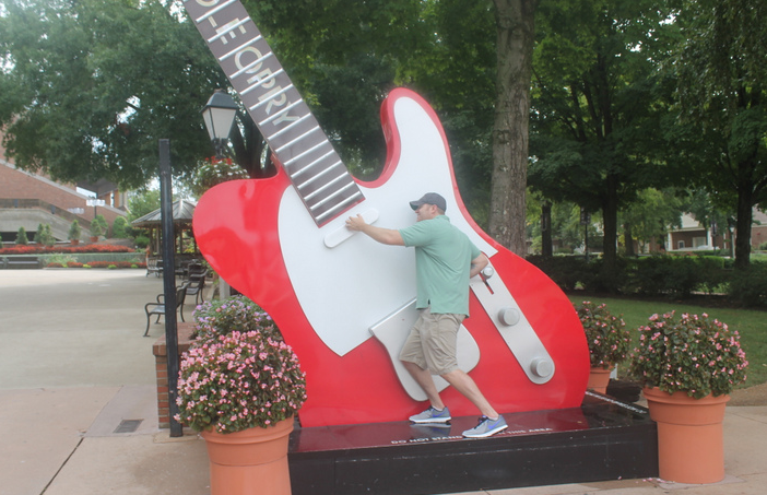 grand-ole-opry-guitar